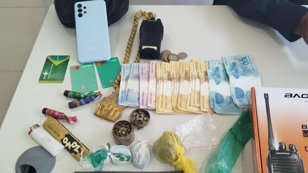 Polícia Militar apreende drogas e rádio comunicador em Presidente Médici