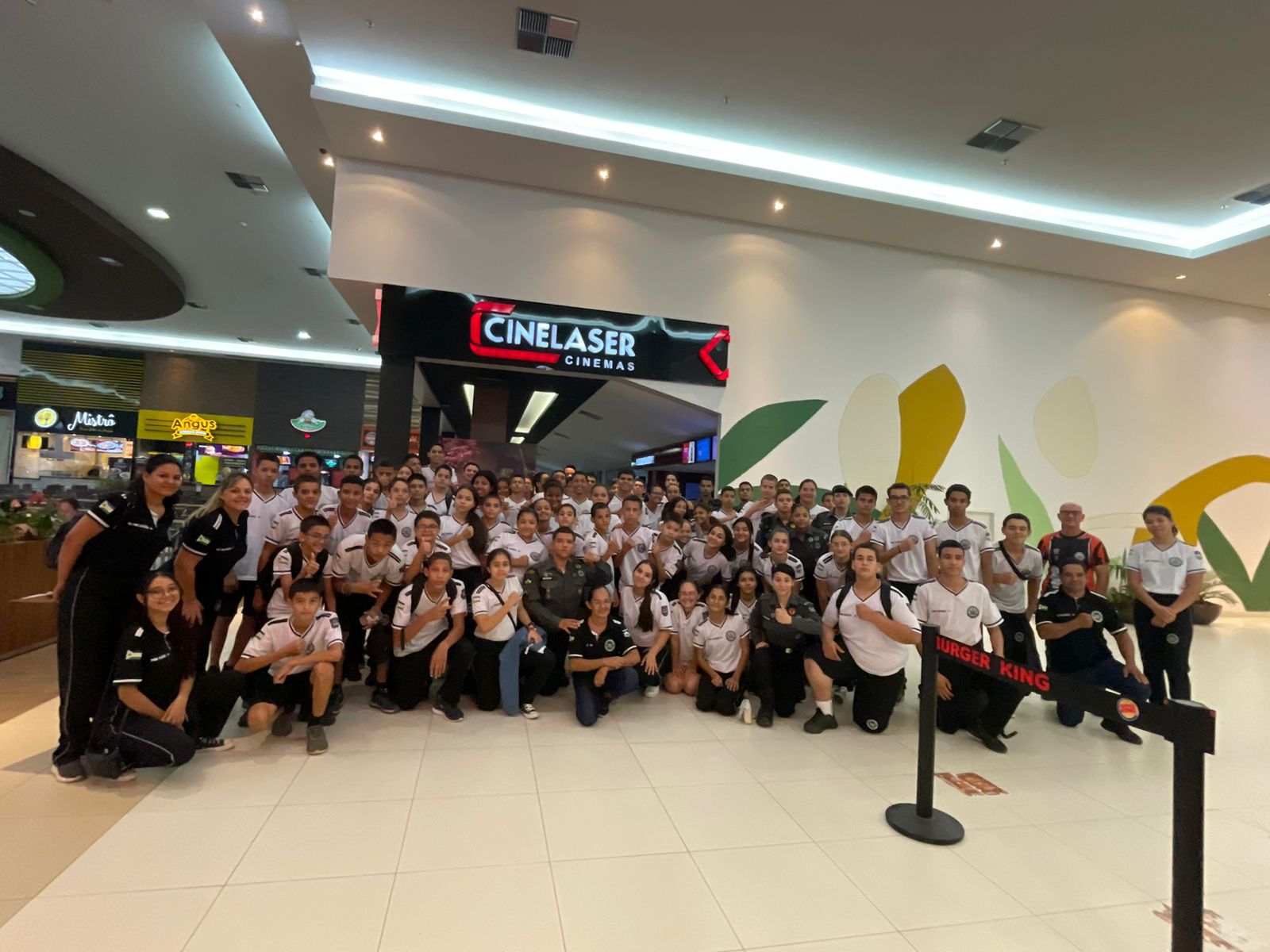 Após curso de sobrevivência, PM Mirim de Presidente Médici desfruta de dia de cinema